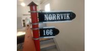 Esimerkkejä tolppaan kiinnitettävistä nostalgisista talonumeroista